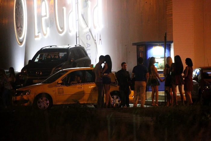 23 august- Cristian sărută cu foc o brunetă sexy