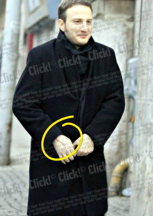 
    Pentru o fracţiune de secundă, Andrei a scos  mâna din palton pentru  a se încheia la nasturi (Fotografii: Cezar Preda )  