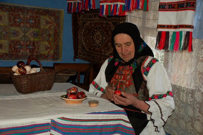 Incondeiatul ouălor în Maramureș FOTO Daniela Stănoiu Centrul Culturii Tradiționale Maramureș