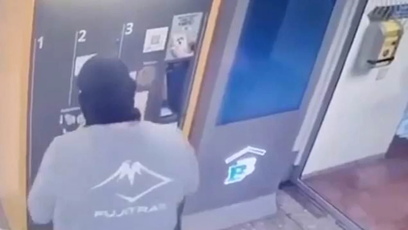 Hoții au plătit parcarea FOTO: Captură video