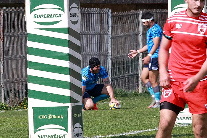 Ovidiu Toniță a culcat balonul în terenul de țintă dinamovistFoto: Marian Burlacu