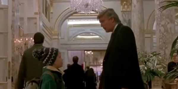 Donald Trump si Macaulay Culkin in Home Alone 2 Captura YouTube