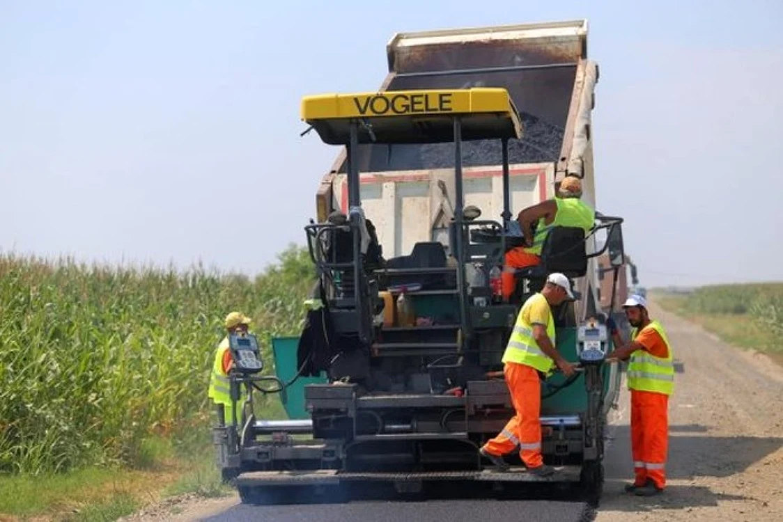 Consiliul Concurenţei a identificat contracte a căror durată este 
foarte mare: 10 ani (municipiul Târgu Jiu), 12 ani (municipiul Zalău), 
20 ani (municipiul Piatra-Neamţ), 30 ani (municipiul Constanţa) sau 
chiar cu perioadă nespecificată (municipiul Iaşi).