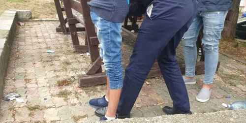 Percheziţie corporală - Poliţie Vâlcea Foto Adevărul