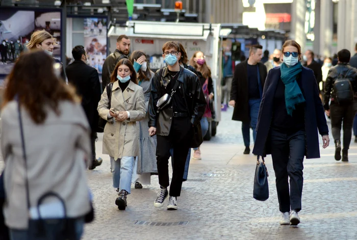 În zeci de localități, masca a devenit obligatorie și în aer liber