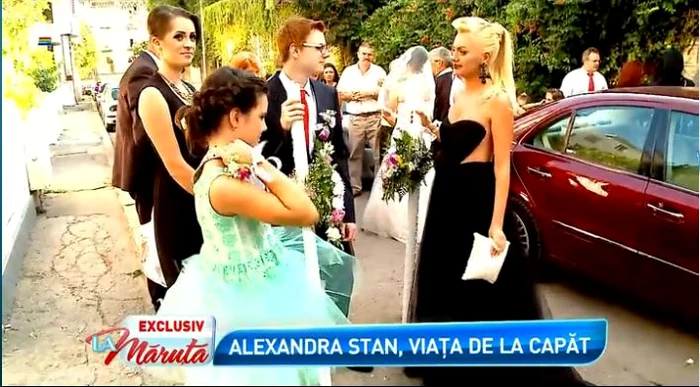 La nunta Andreei, artista a purtat o rochie neagră cu spatele gol, care i-a pus în valoare silueta (captură: PRO TV)