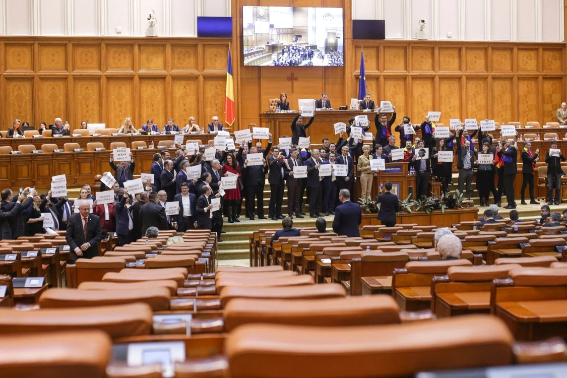 Aleşi ai PNL şi USR în plenul Parlamentului. FOTO Inquam Photos