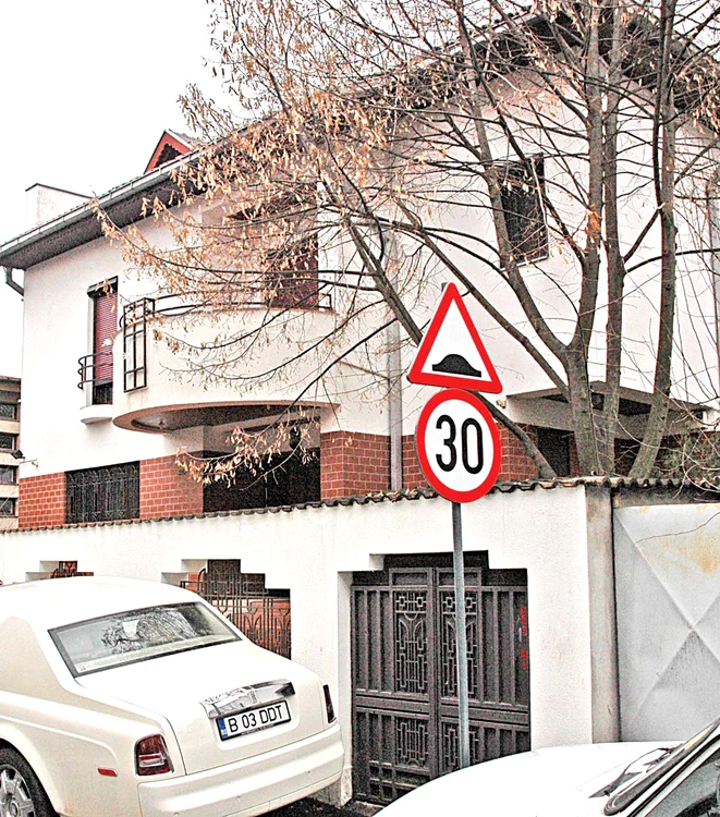 Aceasta este vila oficială a familiei, din cartierul bucureştean Primăverii