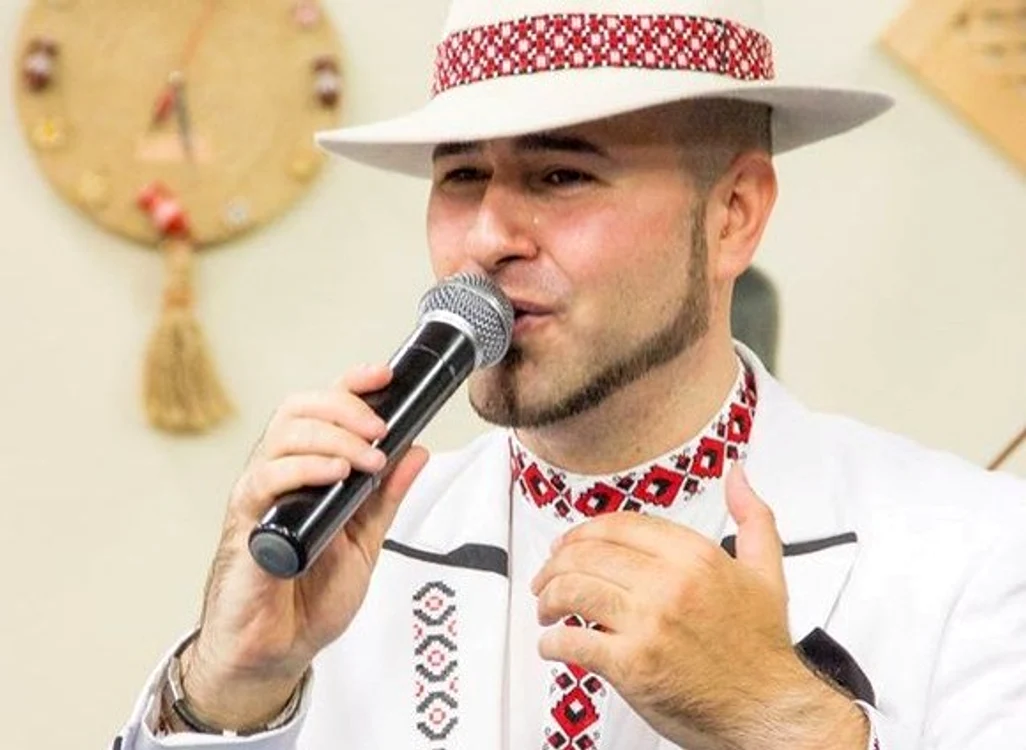 
    Daniel Trifu cântă piese din folclorul muntenesc şi dobrogean  