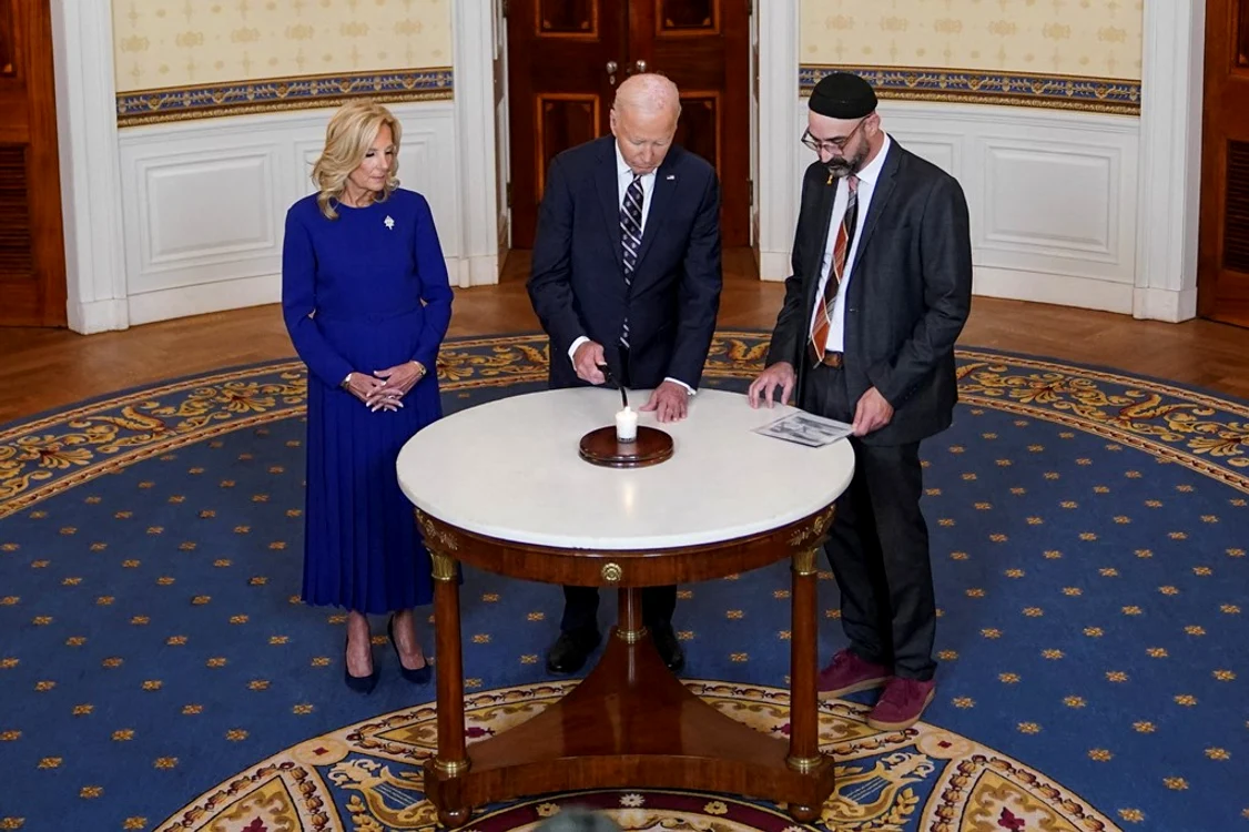 Biden a aprins o lumânare la Casa Albă FOTO: Sky News