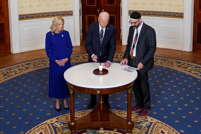 Biden a aprins o lumânare la Casa Albă FOTO: Sky News