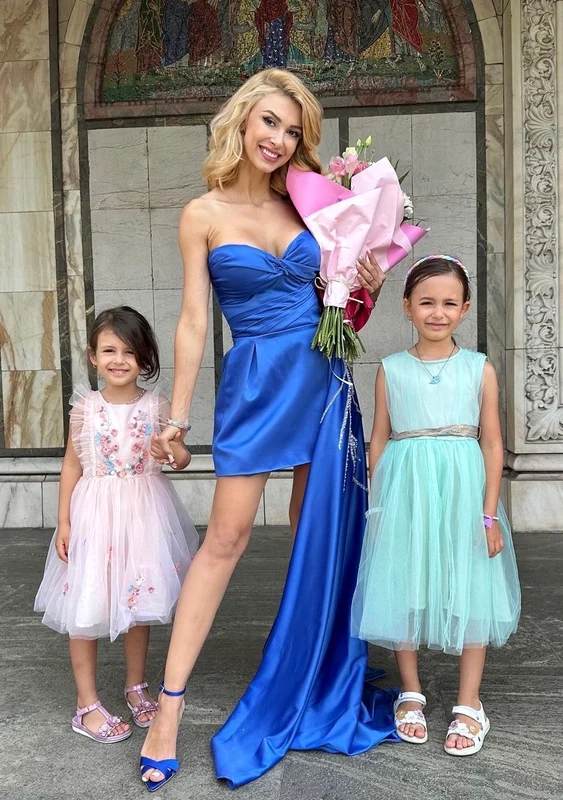 Andreea Bălan a petrecut timp și cu fetele ei, le-a ajutat să facă lego, apoi au ieșit împreună în oraș, la cumpărături și au luat masa la restaurant