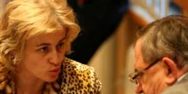 Surse din Primărie susţin că Rodica Aurelian (stânga) este susţinută de secretarul Ioan Cojocari (dreapta)