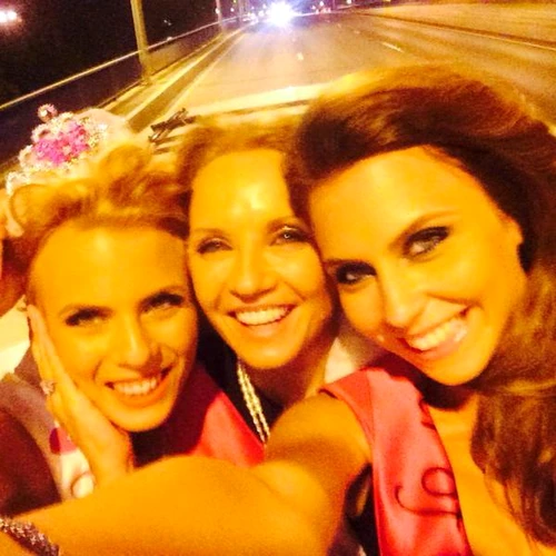 Camelia Şucu, alături de fetele ei, Ioana şi Cristina