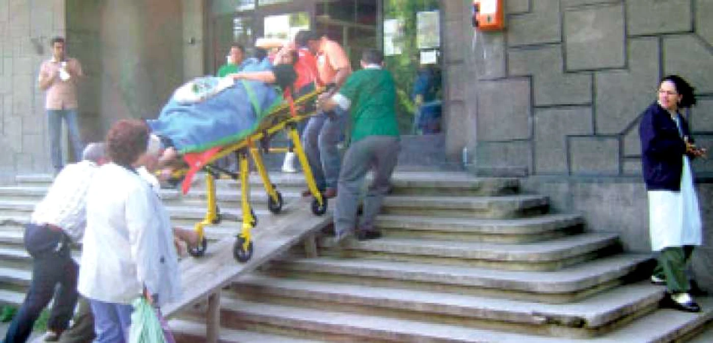 Pe două scânduri, spre sala de naşteri