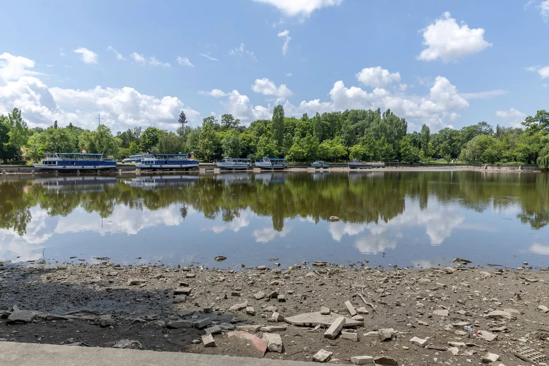 Lacul este deocamdată  doar parțial secat