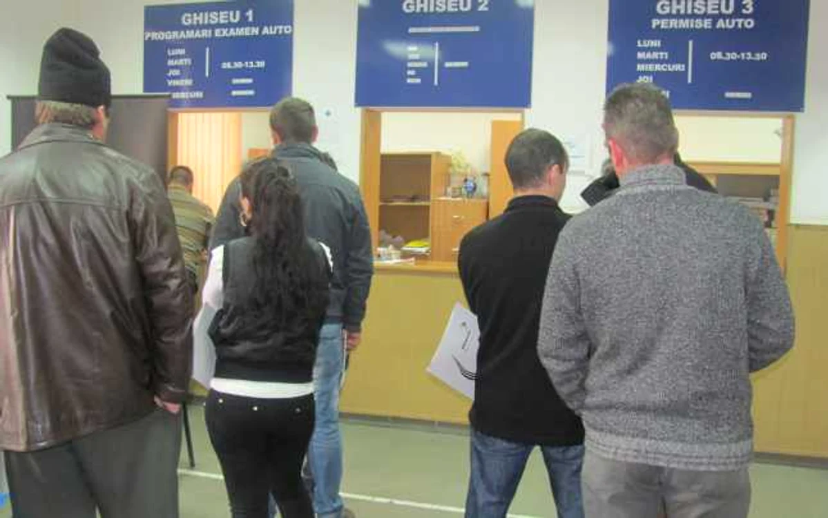 Doar una din trei femei a reuşit să treacă de ambele probe ale examenului auto  Foto Adevărul