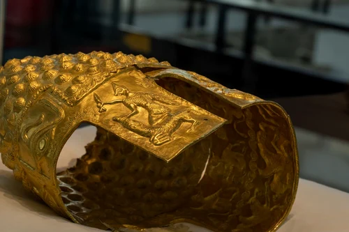 Coiful de la Coțofenești, expus în poziție orizontală (© Facebook / Muzeul Național de Istorie a României)