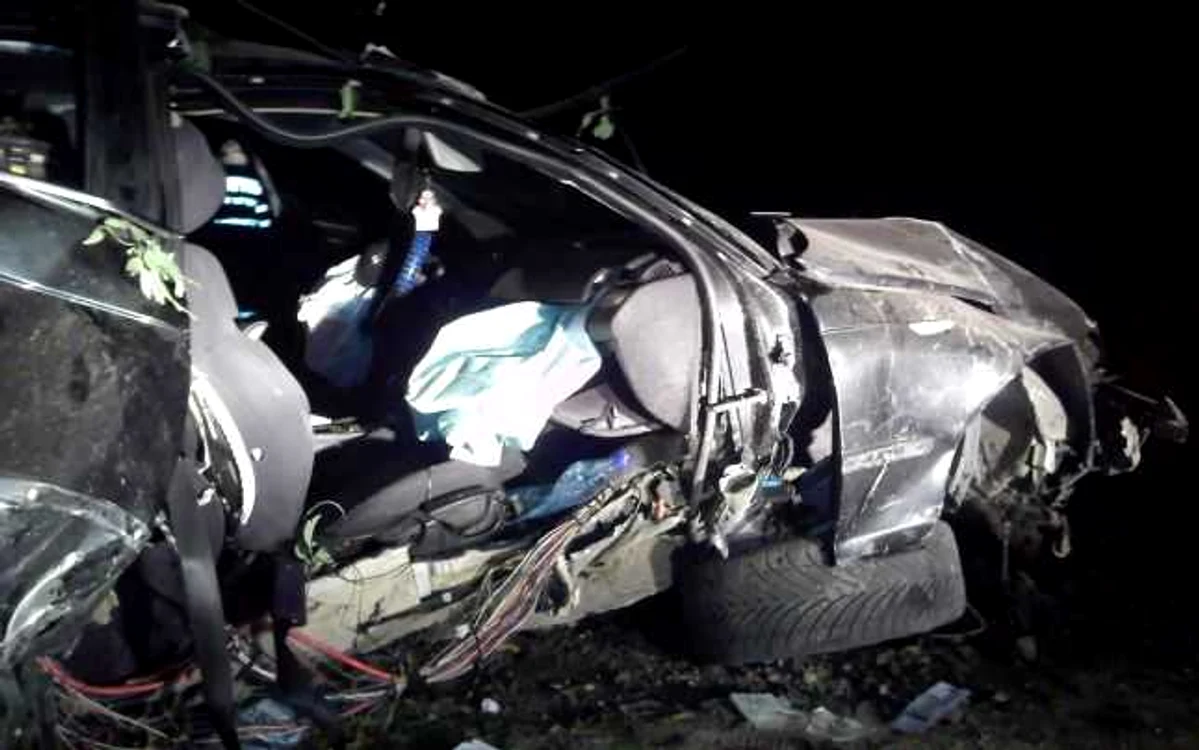 Bolidul poliţistului s-a izbit de un copac şi s-a rupt în două foto: Adevărul