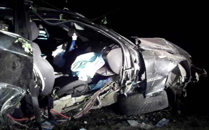 Bolidul poliţistului s-a izbit de un copac şi s-a rupt în două foto: Adevărul