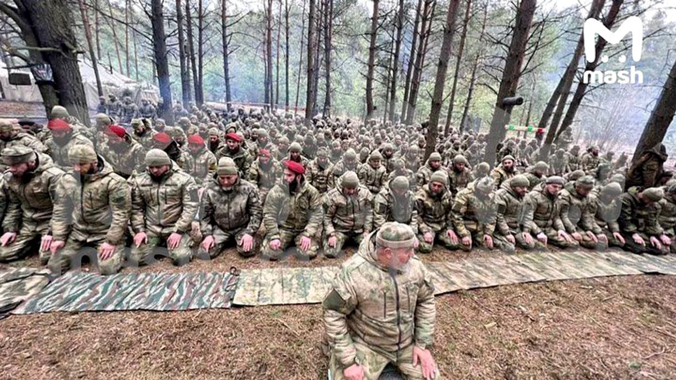 Luptătorii ceceni fac o rugăciune înainte de a pleca la război - foto Twitter