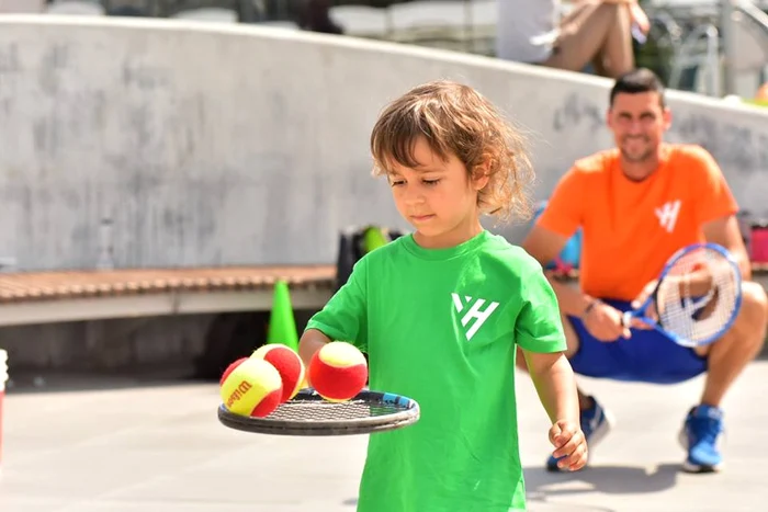 
    Copiii pot învăța tenis la academia lui Victor Hănescu  