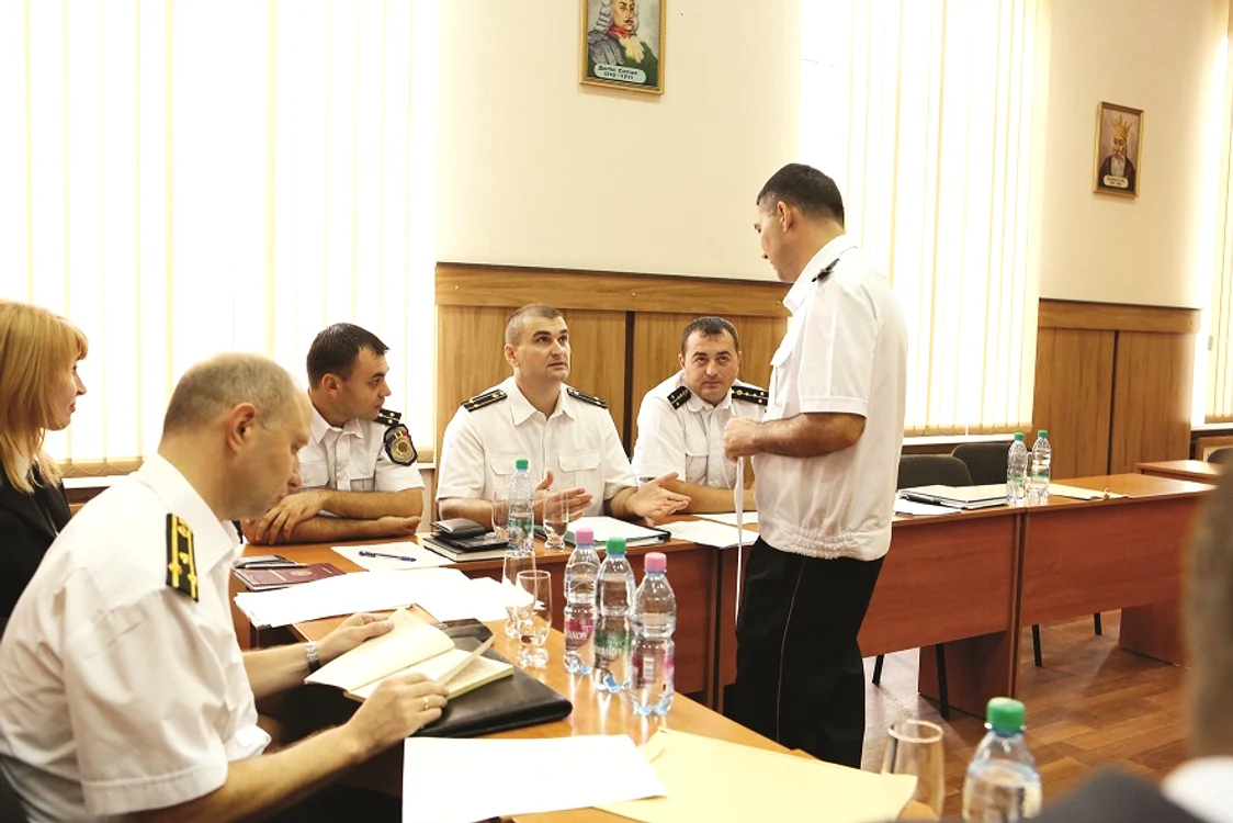 Polițiștii au avut la dispoziție 40 de minute pentru proba scrisă. Foto: Dumitru Goncear