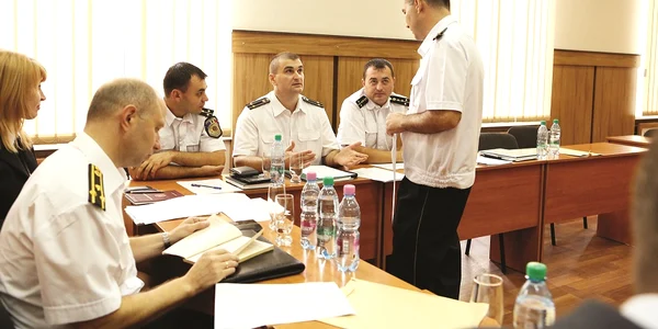 Polițiștii au avut la dispoziție 40 de minute pentru proba scrisă. Foto: Dumitru Goncear