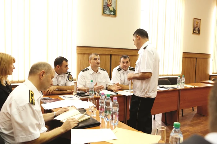 Polițiștii au avut la dispoziție 40 de minute pentru proba scrisă. Foto: Dumitru Goncear
