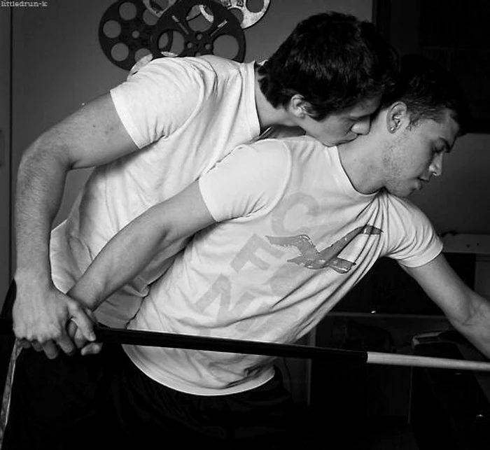 
    Adriana crede că iubitul ar putea avea înclinaţii gay  