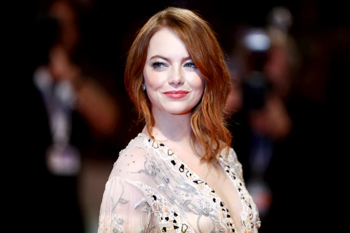 Emma Stone cu părul lung