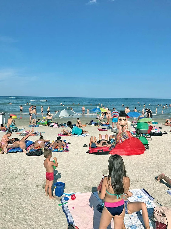 Turiştii au profitat  din plin de razele soarelui