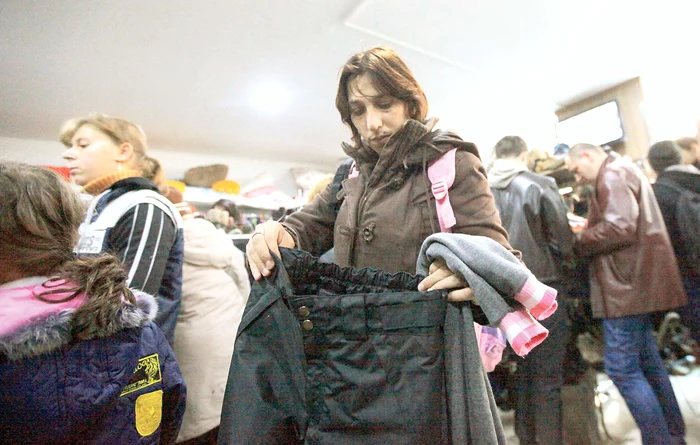 
    Ce "bine" o ducem! Nu ne mai permitem să cumpărăm haine noiFoto: Roberto Sălceanu  