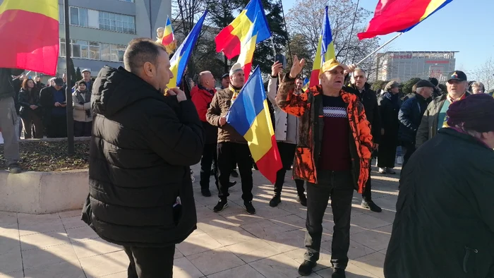 Aproximativ 250 de protestatari au scandat în fața Prefecturii Olt la protestul AUR FOTO: A. Mitran