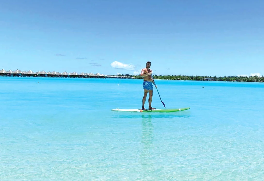 Mihai a vâslit pe apele limpezi din Bora Bora