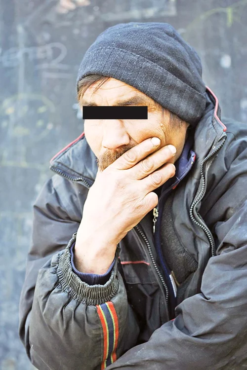 Un bărbat de 58 de ani a fost eliberat de poliţie după ce a fost ţinut ca sclav de un om de 79 de ani căruia îi zicea «Stăpânul» 