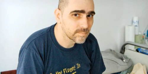 Ţintuit pe un pat de spital  din România, tânărul speră  la un tratament în străinătate  