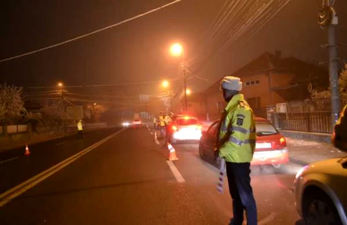 Şoferul a refuzat să oprească la semnalul poliţistului