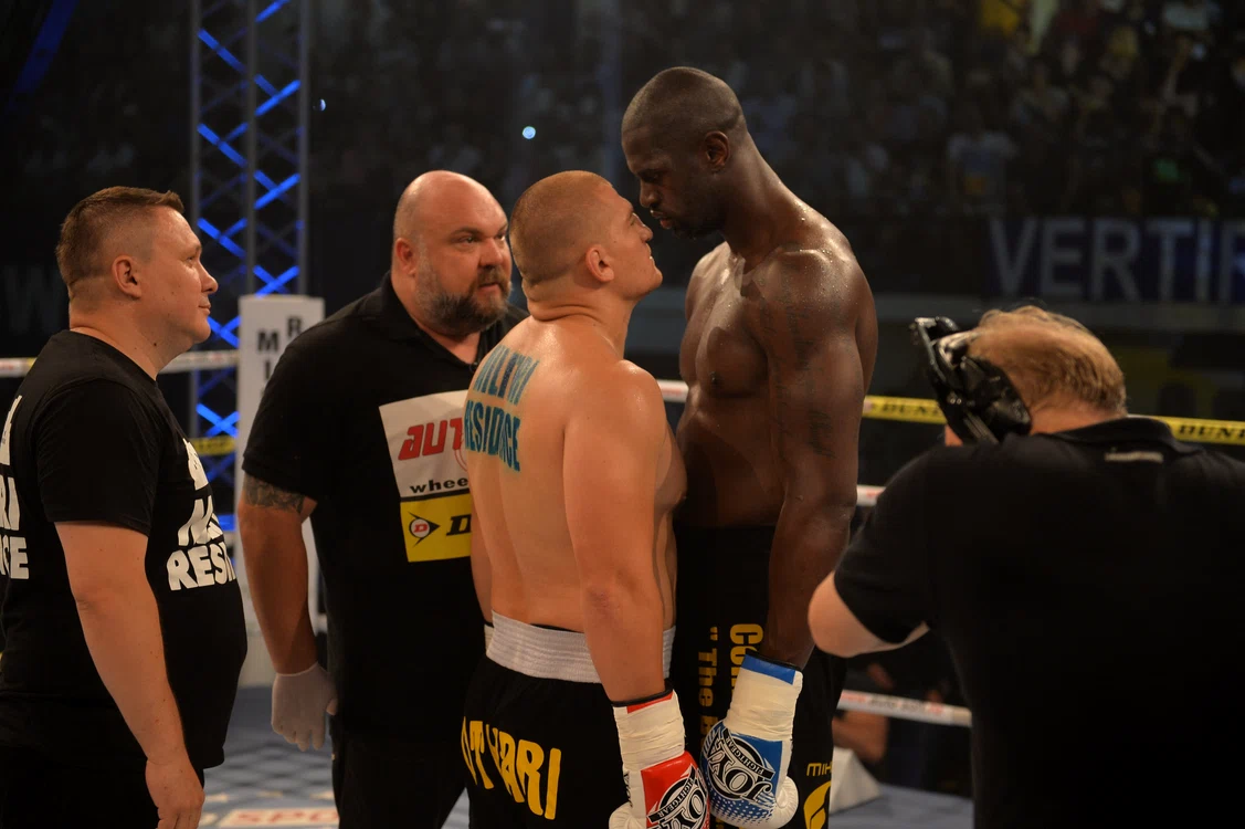 
    În premieră, evenimentul va găzdui şi patru de meciuri de MMAFoto Click!  