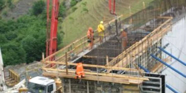 INS: Noi scăderi ale activităţii în industrie şi construcţii până în noiembrie