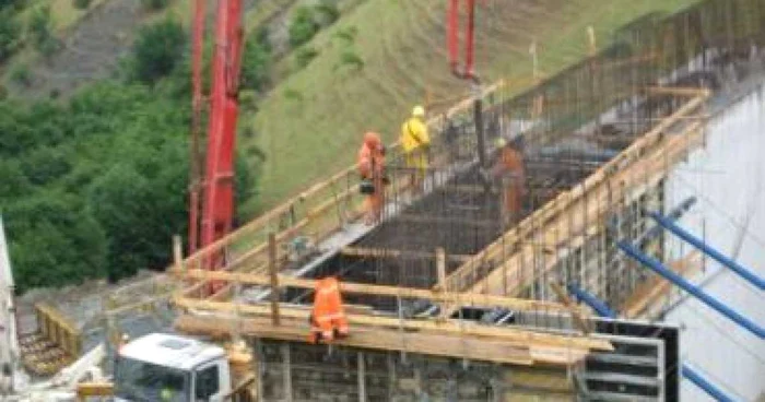 INS: Noi scăderi ale activităţii în industrie şi construcţii până în noiembrie