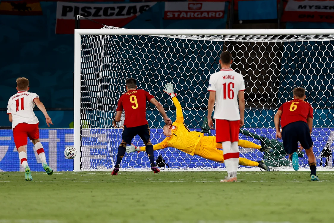 
    Șutul lui Moreno a nimerit stâlpul porții PolonieiFoto: Guliver / GettyImages  