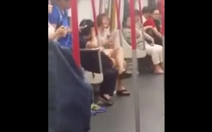 Femeia a izbucnit în țipete și urlete când a văzut că i s-a terminat bateria la telefonfoto: captură video