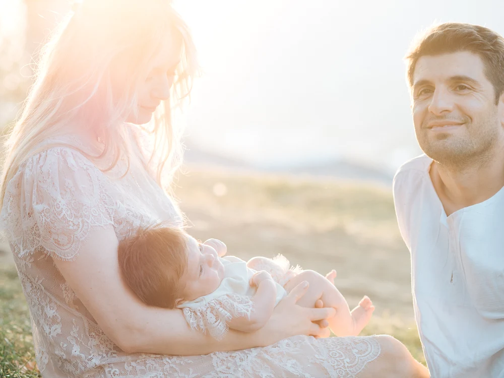 
    Laura Cosoi şi Cosmin Curticăpean au devenit părinţii Ritei în urmă cu trei luni Foto: arhivă personală  