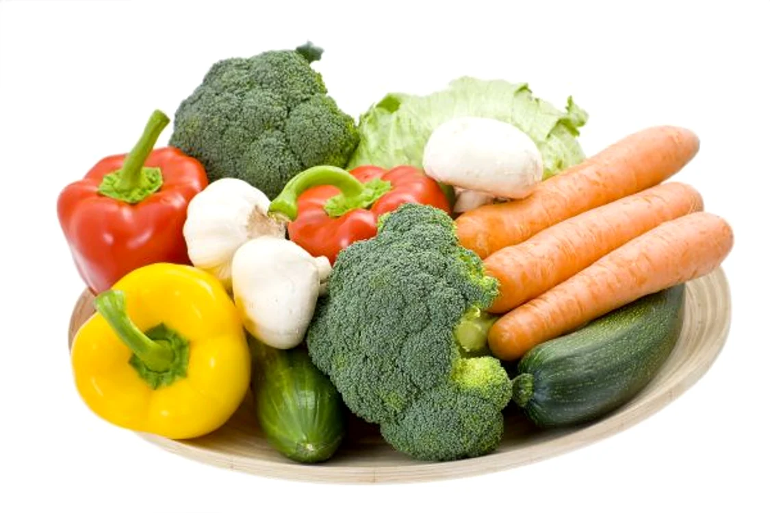 
    Speciliştii recomandă să consumăm cât mai multe legume, atât gătite, cât și crude  