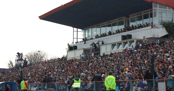 În sfârşit, se pune nocturna pe stadionul „Oţelul” Foto Liviu Ghinea