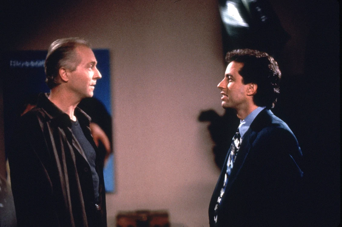 Peter Crombie în rolul Crazy Joe Davola din serialul Seinfeld