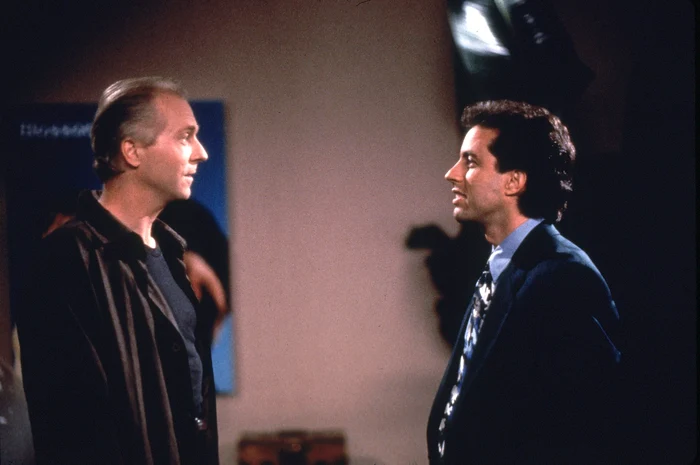 Peter Crombie în rolul Crazy Joe Davola din serialul Seinfeld