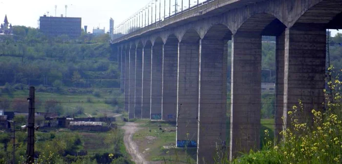 Viaductul care leagă Galaţiul de ArcelorMittal. FOTO C.Crangan