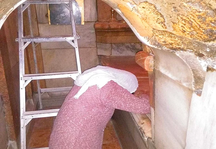 Mormântul Sfânt de la Ierusalim se află în renovare, dar credincioșii se pot ruga aici în continuare Fotografii: Tatiana Solomon/ National Geographic